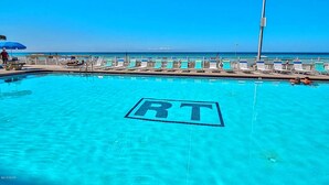 Leilighet, flere senger (Regency Towers 623) | Basseng