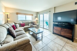 Apartment, Mehrere Betten (Regency Towers 623) | Wohnbereich | Fernseher