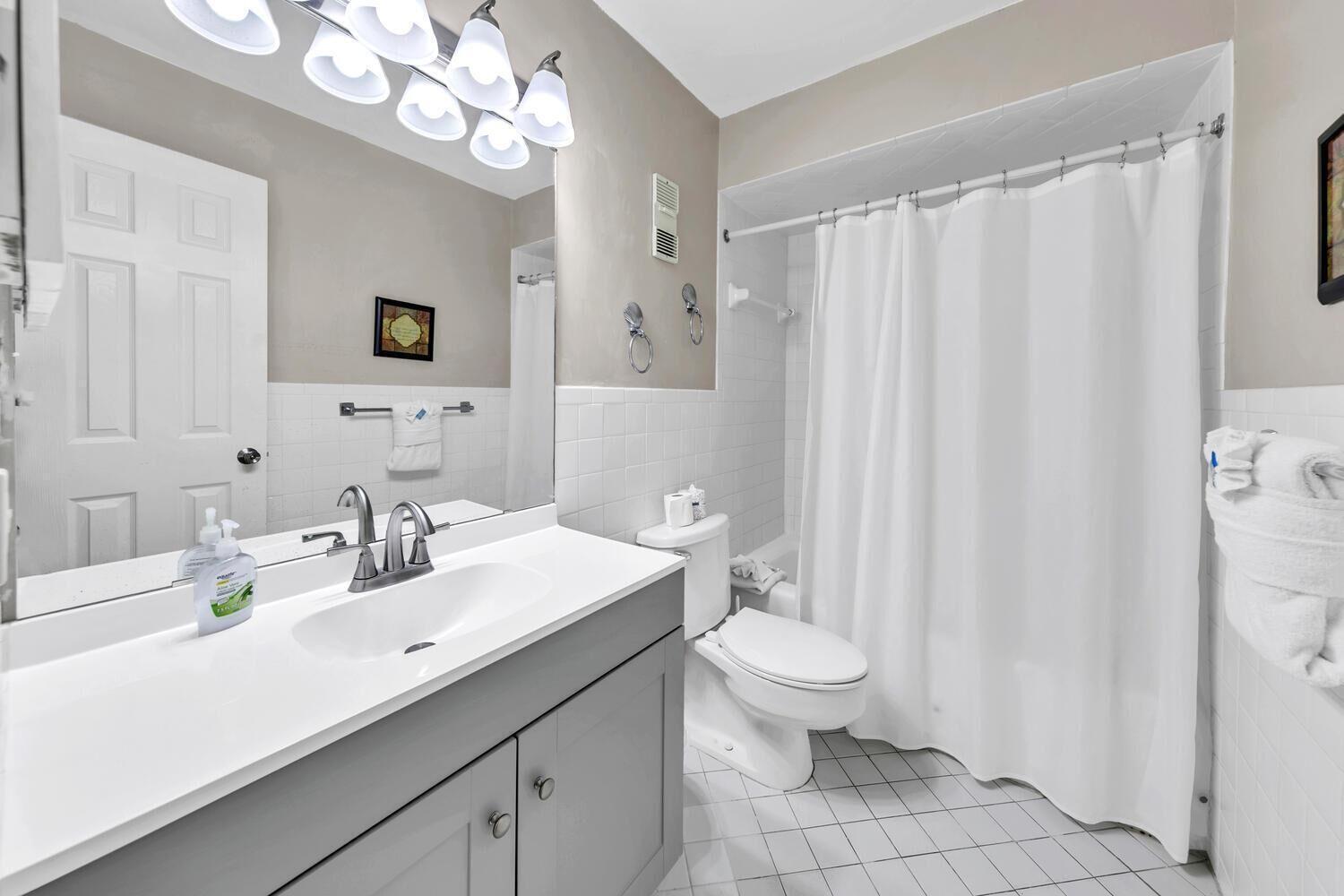 Leilighet, flere senger (Regency Towers 623) | Bad | Håndklær, såpe og toalettpapir