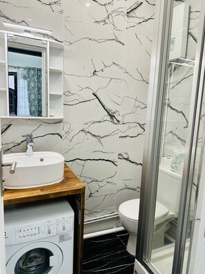 Hårføner, håndklær, såpe og sjampo