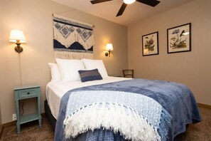 3 bedrooms, desk, iron/ironing board, free WiFi - Stunning secluded creekside A-Frame cabin/gameroom (Lake Arrowhead)