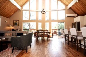 Smart TV, chimenea, futbolito y libros 