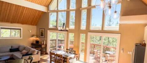 Smart-tv, een open haard, tafelvoetbal en boeken