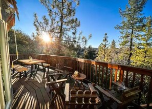 Outdoor dining - Stunning secluded creekside A-Frame cabin/gameroom (Lake Arrowhead)