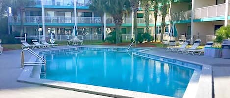 Apartamento, 1 cama de matrimonio grande con sofá cama (Nautical Watch D-6) | Piscina | Una piscina al aire libre