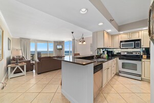 公寓式客房, 1 张特大床和 1 张沙发床 (Perdido Sun 406) | 私人厨房 | 烤箱、烤面包机、纸巾