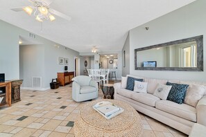 Condo, várias camas (Beach Colony Tower 12B) | Área de estar | TV