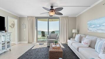 Condo, 1 cama King e sofá-cama (Perdido Towers East 403) | Área de estar | TV