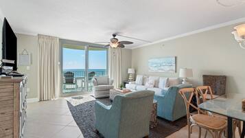 Condo, 1 cama King e sofá-cama (Perdido Towers East 403) | Área de estar | TV