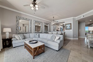Apartment, Mehrere Betten (Indigo East 604) | Wohnbereich | Fernseher