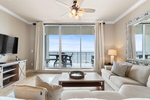 Apartment, Mehrere Betten (Indigo East 604) | Wohnbereich | Fernseher