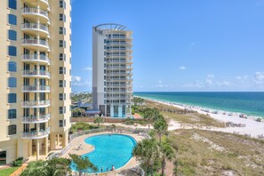 Leilighet, flere senger (Beach Colony Tower 5B) | Basseng | Innendørsbasseng og et oppvarmet basseng