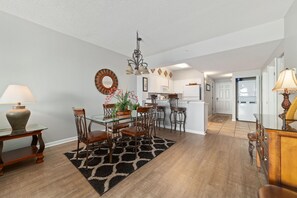 Apartamento, varias camas (Windemere 807) | Restauración