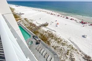 Condo, varias camas (Windemere 807) | Playa | En la playa 