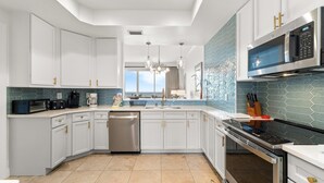 Condo, nhiều giường (Indigo East 2004) | Bếp riêng | Lò nướng, lò nướng bánh mì, khăn giấy 