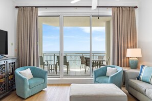 公寓客房, 多張床 (Indigo East 2004) | 起居區 | 電視