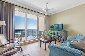 公寓客房, 多張床 (Indigo East 2004) | 起居區 | 電視