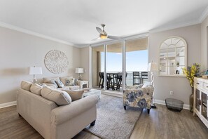 Appart'hôtel, plusieurs lits (Indigo East 1205) | Coin séjour