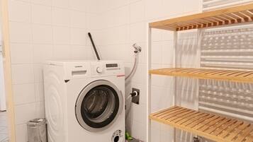 Gratis toiletartikelen, een haardroger, handdoeken, zeep