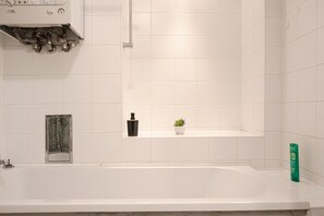 Free toiletries, hair dryer, towels, soap - CoLiving 3BR shared Apt. Belvedere (Vienna)