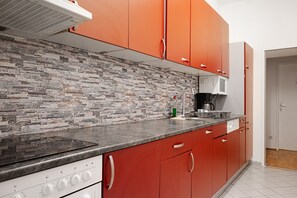 Full-size fridge, microwave, oven, stovetop - CoLiving 3BR shared Apt. Belvedere  (Vienna)