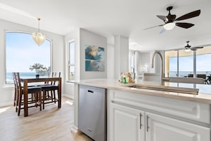 Kondominium, Beberapa Tempat Tidur (Beach Colony East 16A-Penthouse) | Dapur pribadi | Oven, pemanggang roti, dan tisu