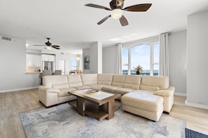Condo, nhiều giường (Beach Colony East 16A-Penthouse) | Khu phòng khách | TV 
