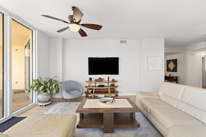 Apartamento, varias camas (Beach Colony East 16A-Penthouse) | Zona de estar | Una televisión