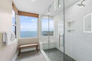 Apartamento, varias camas (Beach Colony East 16A-Penthouse) | Baño | Artículos de higiene personal gratuitos, champú y papel higiénico