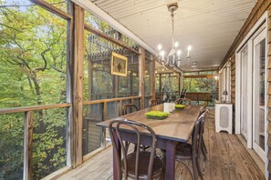 Dining - Treetop Montreat/Blk Mtn 5BR /4BA cabin w/Creek just 20 minutes to Asheville! (Black Mountain)