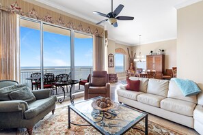 公寓客房, 多張床 (Indigo East 2102 Penthouse w/Cabana) | 起居區 | 電視