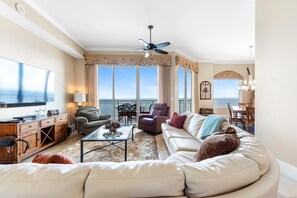 公寓客房, 多張床 (Indigo East 2102 Penthouse w/Cabana) | 起居區 | 電視