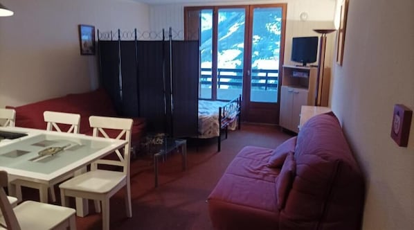1 bedroom, travel crib, free WiFi, bed sheets