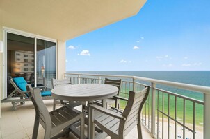 公寓式客房, 多张床 (Indigo East 1702) | 室外用餐