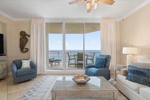 公寓式客房, 多张床 (Indigo East 1702) | 起居区 | 电视