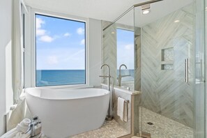 Kondominium, Beberapa Tempat Tidur (Beach Colony East 15B-Penthouse) | Kamar mandi | Perlengkapan mandi gratis, sampo,  dan tisu toilet