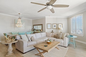 Condo, Plusieurs lits (Beach Colony East 15B-Penthouse) | Aire de séjour | Téléviseur