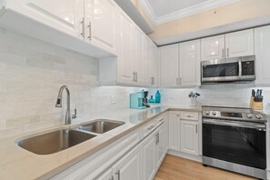 Apartment, Mehrere Betten (Beach Colony East 15B-Penthouse) | Eigene Küche | Ofen, Toaster, Küchenrolle