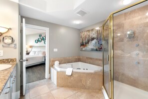 Condo, varias camas (Caribe D411) | Baño | Amenidades de baño gratuitas, shampoo, papel de baño 