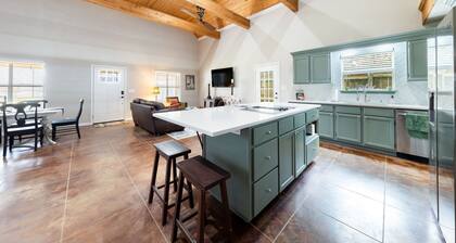 Cactus Rose Cottage w/pool in the heart of Highland Lakes!