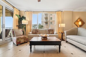 Condo, várias camas (Beach Colony West 2D) | Área de estar | TV