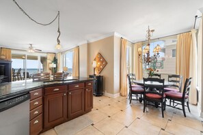 Condo, várias camas (Beach Colony West 2D) | Opções para refeição