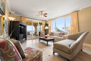 Condo, várias camas (Beach Colony West 2D) | Área de estar | TV