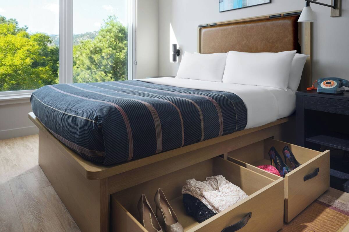 Down comforters, desk, laptop workspace, WiFi (free)