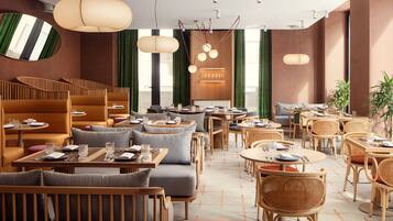 Un restaurant moderne avec des meubles en bois, des rideaux verts et des luminaires suspendus.