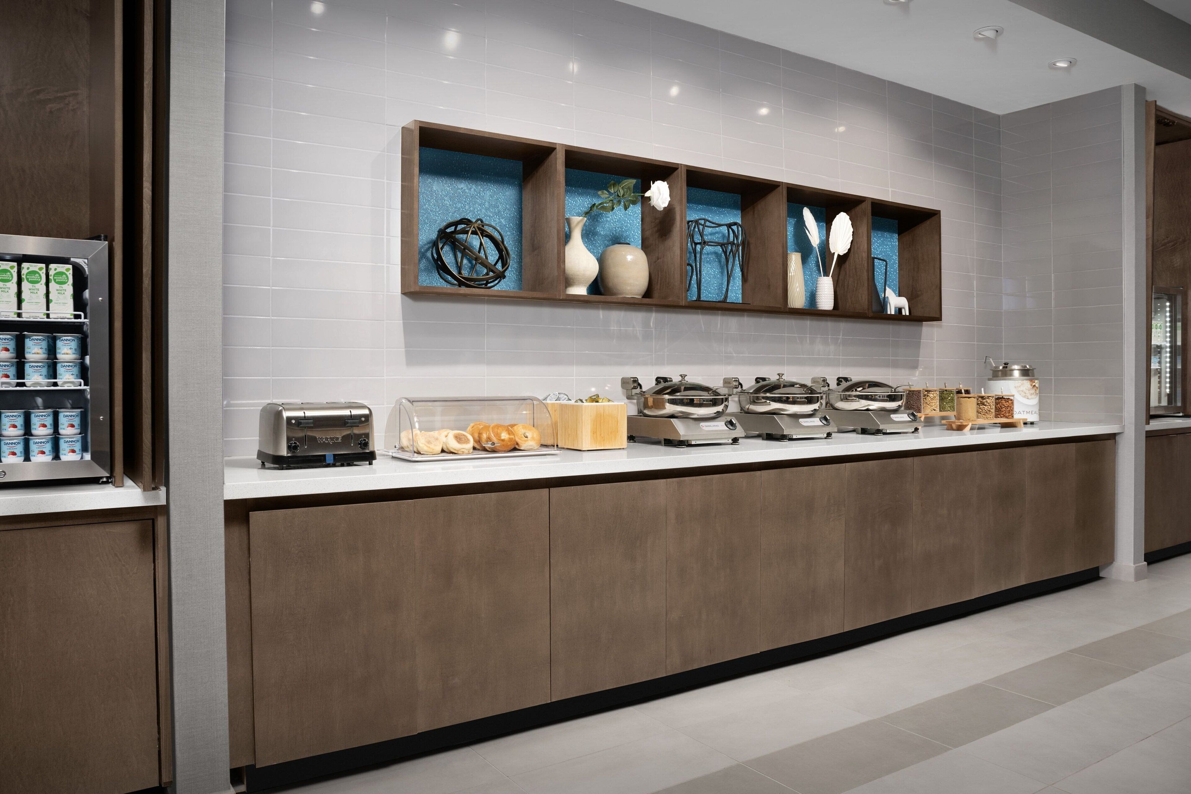 Un bar à petit-déjeuner moderne proposant une variété d’aliments et une machine à café.