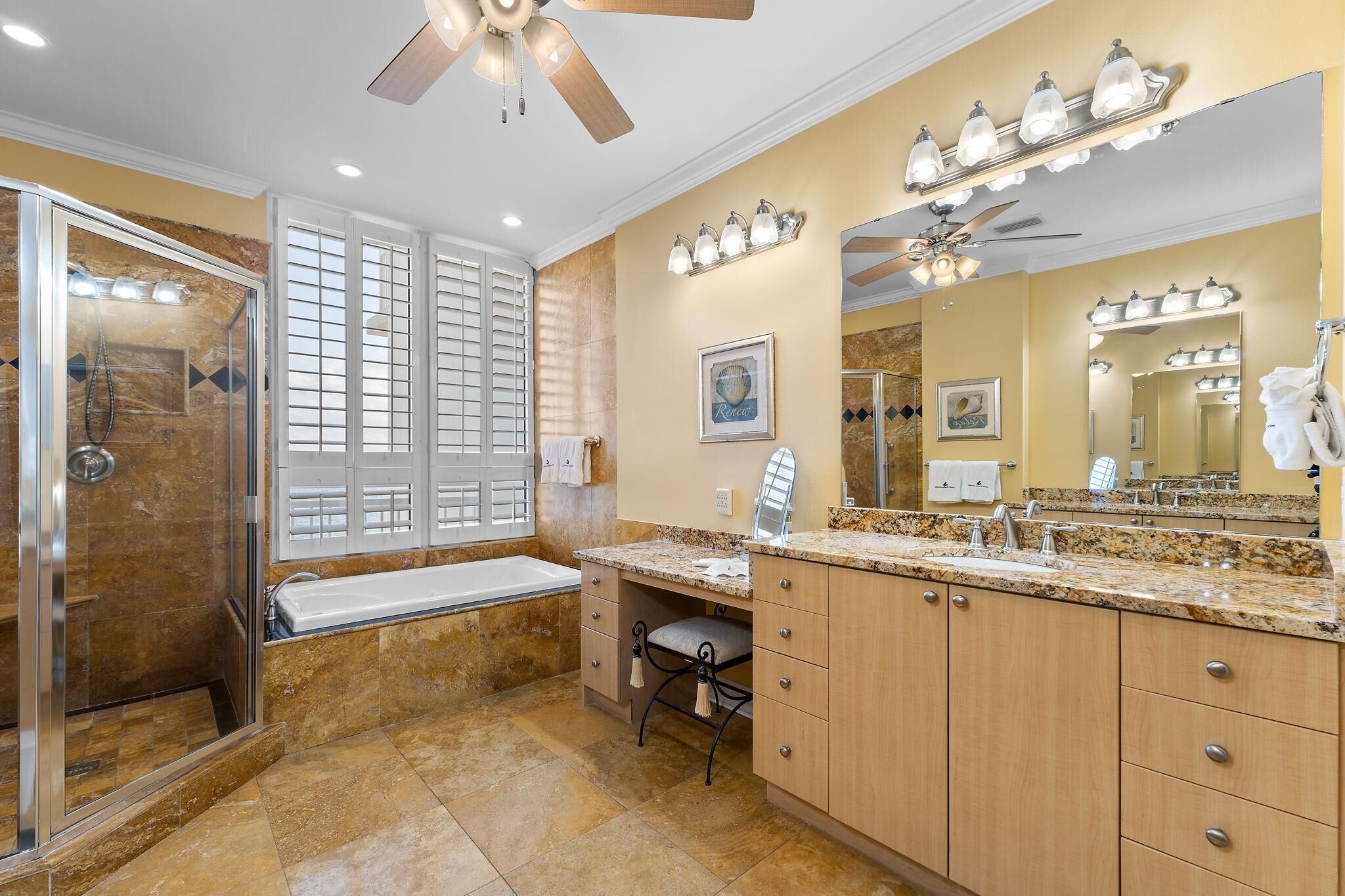 Apartment, Mehrere Betten (La Playa 1001) | Badezimmer | Kostenlose Toilettenartikel, Shampoo, Toilettenpapier