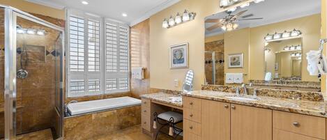 Apartment, Mehrere Betten (La Playa 1001) | Badezimmer | Kostenlose Toilettenartikel, Shampoo, Toilettenpapier