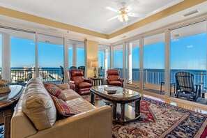 公寓客房, 多張床 (La Playa 1001) | 起居區 | 電視