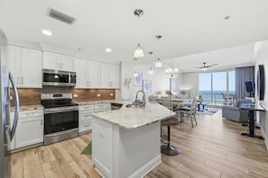 Condo, várias camas (Spanish Key 305) | Cozinha privada | Fogão, torradeira, toalhas de papel